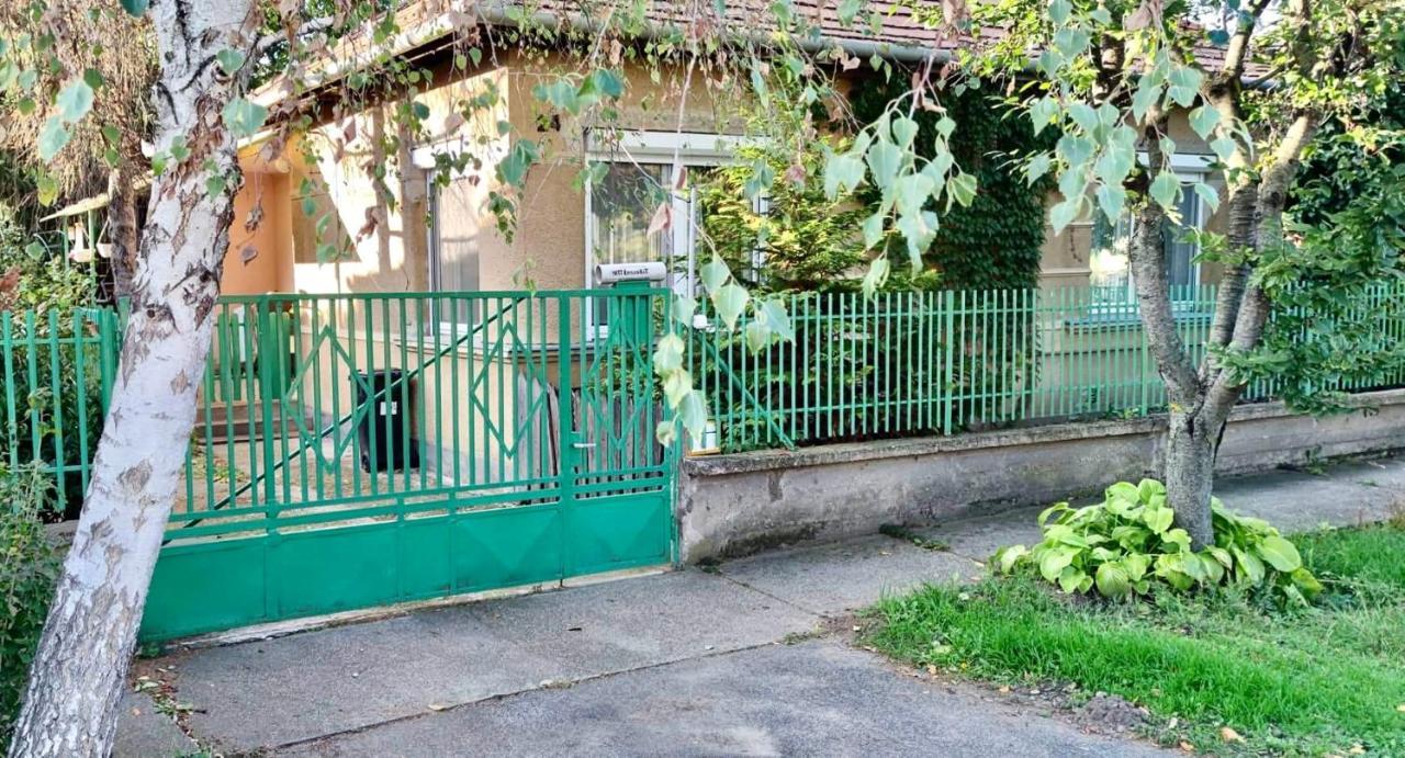 Grany'S Retro Guesthouse Near Budapest Airport Vecses Ngoại thất bức ảnh