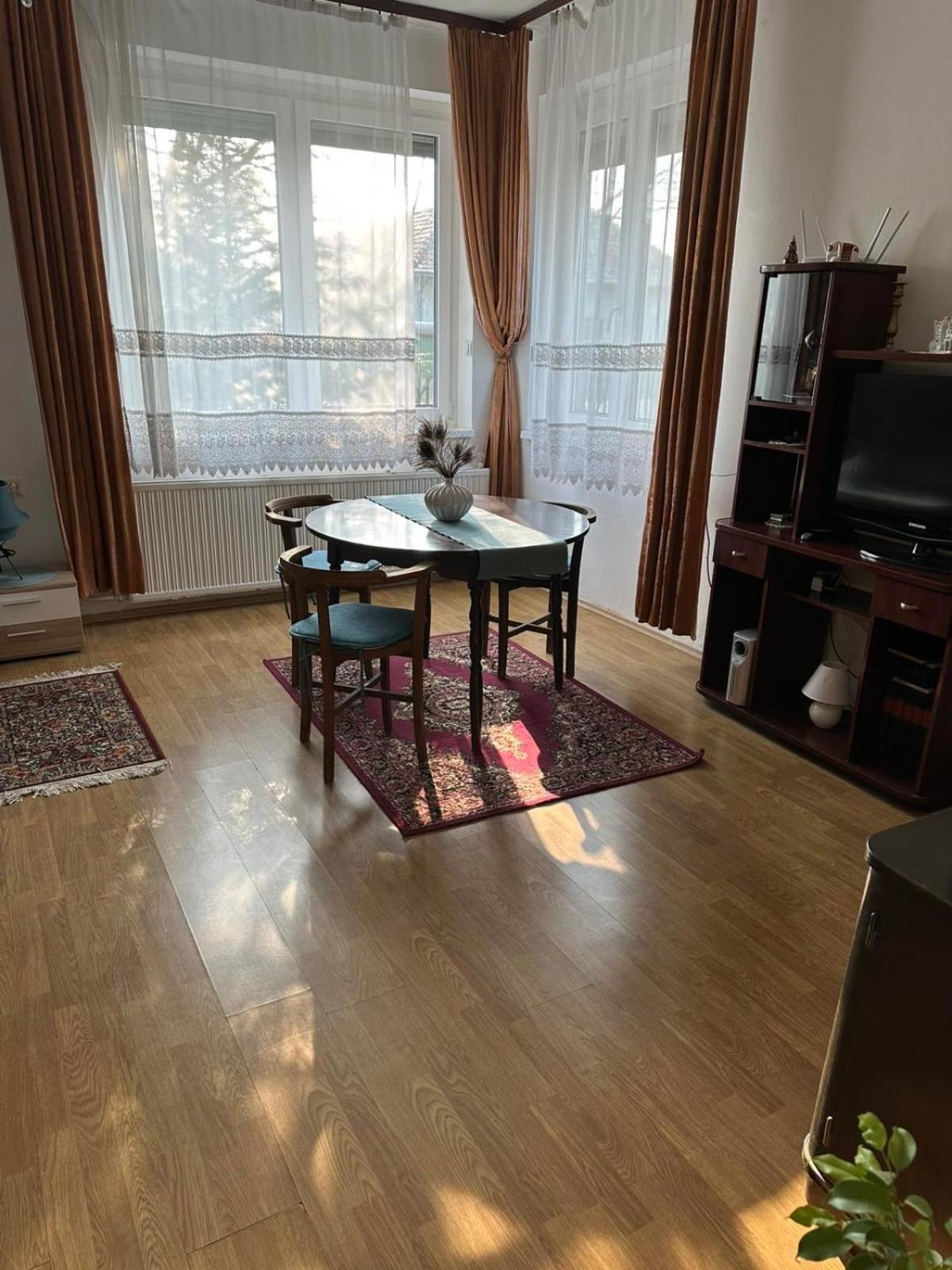 Grany'S Retro Guesthouse Near Budapest Airport Vecses Ngoại thất bức ảnh