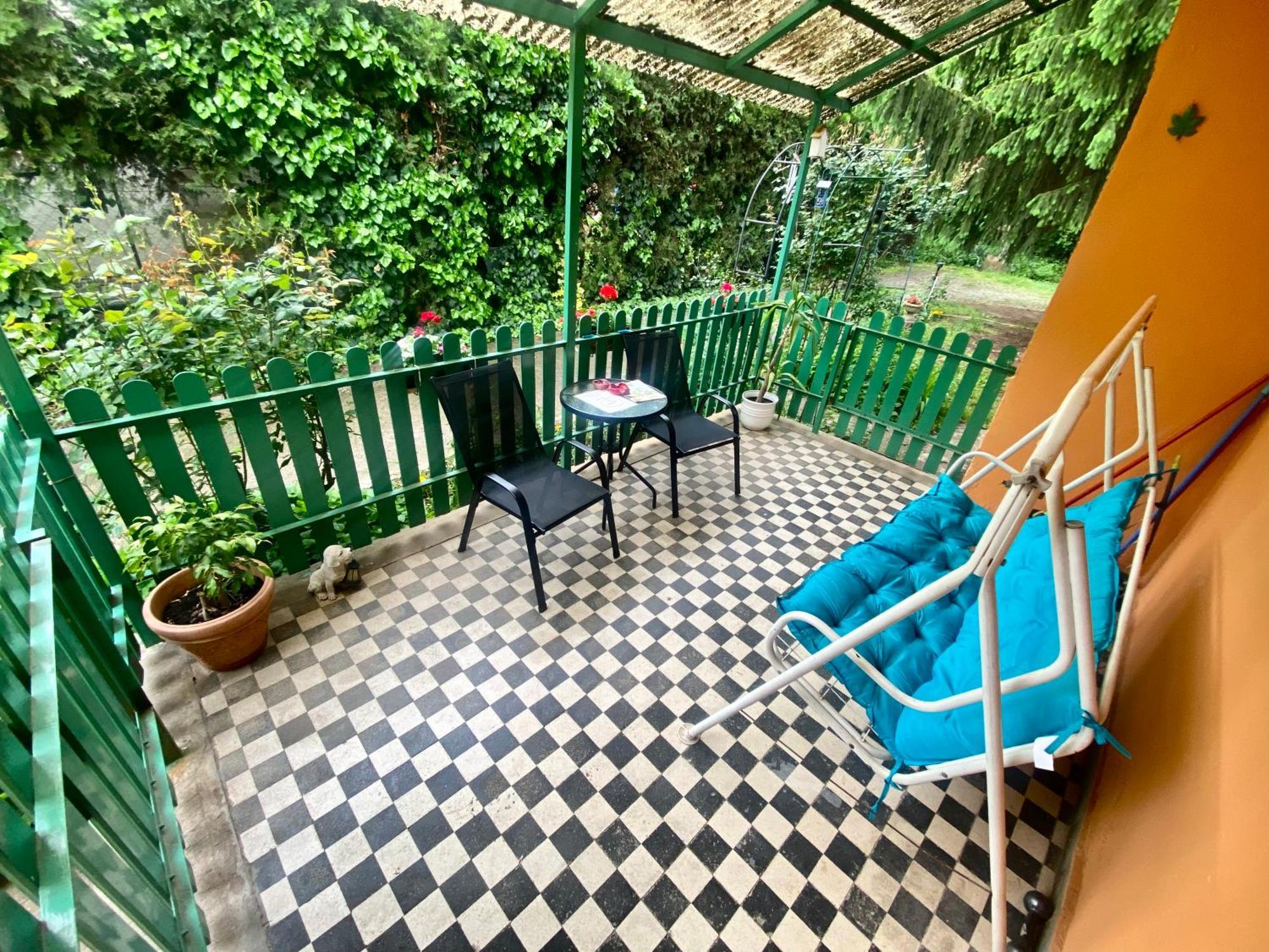 Grany'S Retro Guesthouse Near Budapest Airport Vecses Ngoại thất bức ảnh